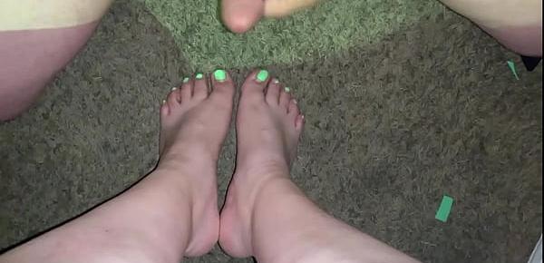  I cum all over my GF pretty feet and toes.